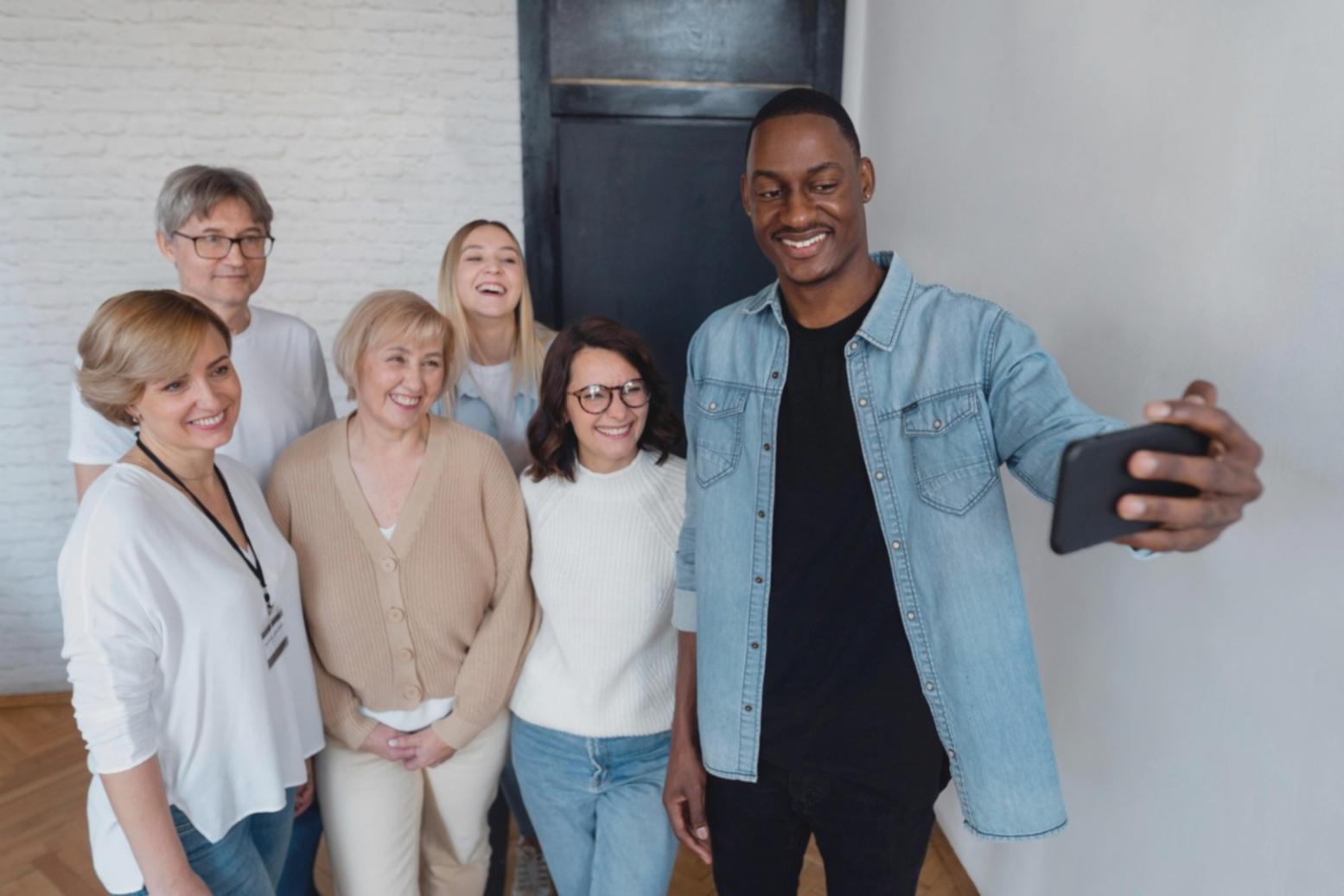 Espace de formation moderne avec écrans et documentation financière
